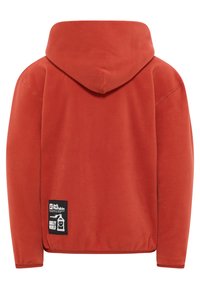 Felpa rossa in pile con cappuccio, caratterizzata da una superficie liscia. Presenta un'etichetta nera con logo sul lato inferiore sinistro del retro. Design semplice.