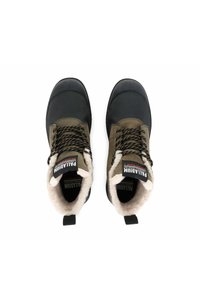 Brązowe i czarne wodoodporne buty z futerkowym wykończeniem, okrągłym noskiem i wzorzystymi sznurówkami. Posiadają pętelkę z tyłu dla łatwiejszego zakładania.