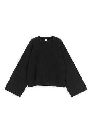 Musta neulottu neulepaita, jossa on leveät, pitkät hihat, pyöreä pääntie sekä resorit hihansuissa ja helmassa, aseteltuna tasaisesti valkoiselle taustalle.