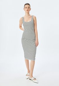 Gestreepte jurk met een vierkante halslijn, gemaakt van zachte stof. Heeft zwart-witte horizontale strepen, een aansluitende silhouet en een lengte tot de knie.