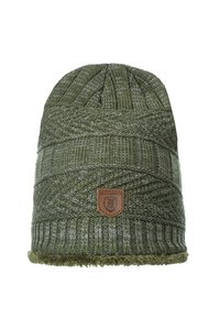 Bonnet en tricot vert avec des motifs texturés, un bord côtelé et une doublure douce et duveteuse. Présente un écusson en cuir marron sur le devant.