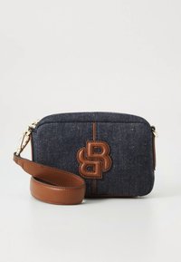 Granatowa jeansowa torba na ramię z brązowymi skórzanymi akcentami, z fakturowanym logo i odpinanym paskiem. Prostokątny kształt z zamknięciem na zamek.