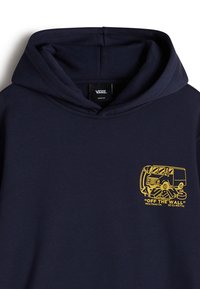 Marinblå hoodie i bomull med en gul grafisk design på bröstet som inkluderar text och en illustration av ett fordon.