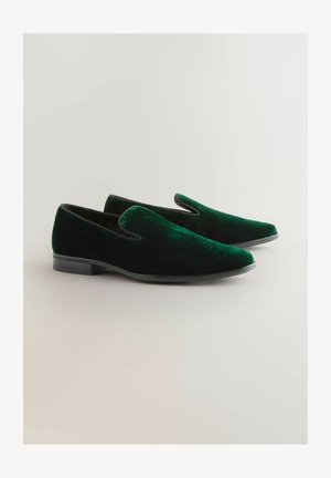 Gröna sammetsskor med slät design, rund tå, svart accenttrim och texturerad yta på en platt sula.