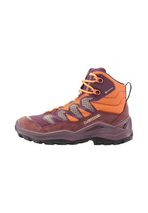 Scarponcino da trekking di colore viola e arancione a taglio medio, con lacci arancioni, suola in gomma nera e etichetta Gore-Tex sul colletto imbottito della caviglia.