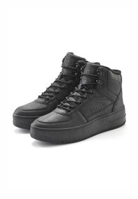 Schwarze High-Top-Sneaker aus strukturiertem Leder, mit Schnürung, gepolstertem Kragen und flacher Gummisohle. Minimalistisches Design mit dezentem Branding.