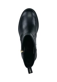 Czarny skórzany but za kostkę z okrągłym noskiem, gładką fakturą, z boku zapinany na zamek oraz z markowym uchwytem z tyłu.