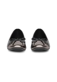 Metalne sive baletanke s zaobljenim prstima, koje imaju mali luk na svakoj cipeli i teksturiranu gumenu potplatu.