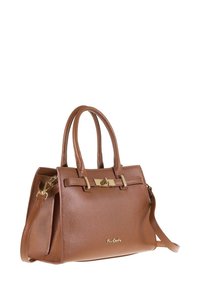 Borsa a tracolla in pelle marrone con texture, chiusura dorata, doppi manici e tracolla staccabile, vista inclinata su sfondo bianco.