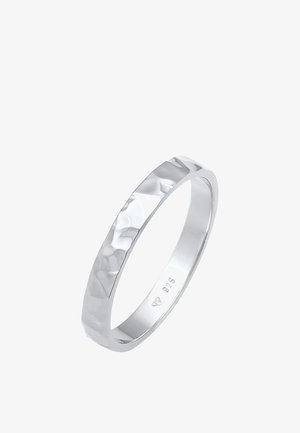 Sterling sudraba gredzens ar izsistu tekstūru, ar šauru profilu un gludu iekšējo virsmu, atzīmēts ar "925."