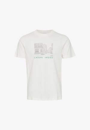 Wit katoenen T-shirt met een ronde hals en korte mouwen. Heeft een zwart-wit straatfoto met de tekst "CASUAL FRIDAY" in groene letters.