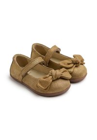 Zapatos Mary Jane de ante dorado con punta redondeada, correa ajustable y un gran lazo en la parte delantera. Suelas de goma marrón.