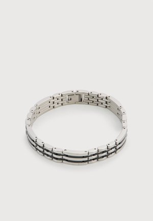 Bracelet en acier inoxydable avec un design poli à maillons incluant des accents noirs et une fermeture à rabat, présenté sur un fond blanc.