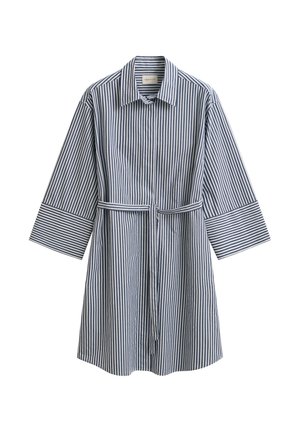 Blå og hvid kjole med lodrette striber, krave, trekvartlange vide ærmer og et tyndt bælte i taljen.