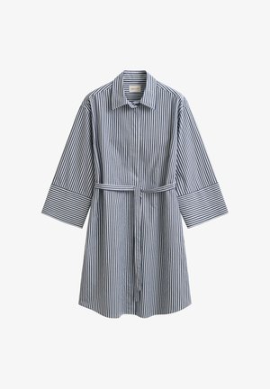 Modré a biele šaty s vertikálnymi pruhmi, golierom, širokými trojštvrťovými rukávmi a úzkym opaskom v páse.