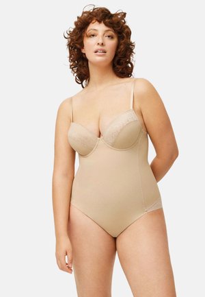 Body de shaper beige con copas con aros, tirantes ajustables, detalles de encaje, textura suave y silueta ajustada.