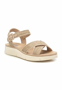 Sandalias de mimbre beige con correa ajustable, suela acolchada y parte superior texturizada con correas cruzadas. Plantilla de cuero suave con perforaciones.