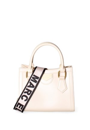 Sac à main en cuir blanc avec doubles poignées et large bandoulière noire et blanche portant le texte "MARC E".