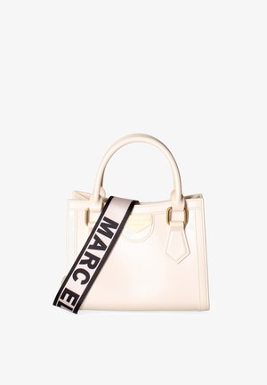 Witte leren handtas met dubbele handgrepen en brede zwart-witte band met de tekst "MARC E".