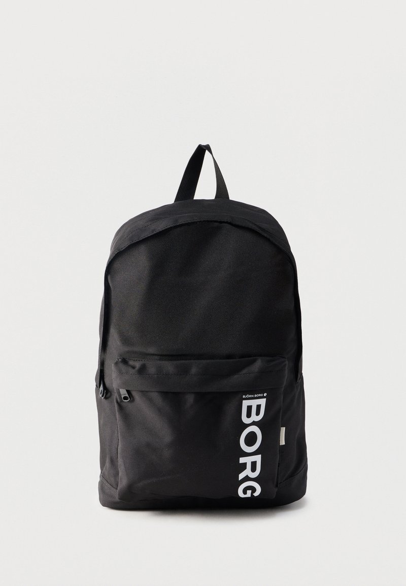 Μαύρο σακίδιο πλάτης Björn Borg με μπροστινή τσέπη με φερμουάρ και κάθετο λευκό κείμενο "BORG" στην τσέπη, σε απλό φωτεινό φόντο.