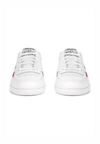 Sneakers albe cu un finisaj din piele netedă, având accente roșii, detalii perforate pe vârf și șireturi albe plate.