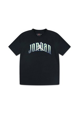 T-shirt noir à manches courtes Jordan avec un grand texte "JORDAN" en blanc et bleu, et un logo Jumpman blanc au centre.