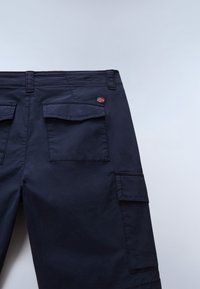 Marineblå cargoshorts med flere klaplommer og et lille norsk flag syet over den højre baglomme.