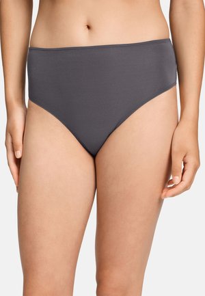 Vrouw draagt effen donkergrijze hoog uitgesneden onderbroek, getoond van taille tot halverwege de dij tegen een witte achtergrond.