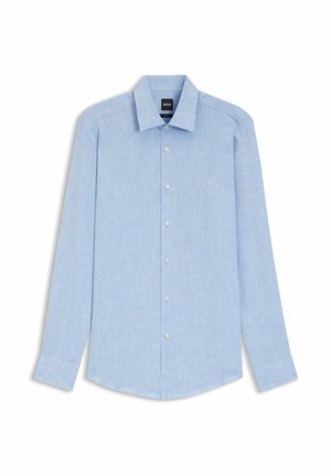 Chemise bleu clair à manches longues avec col pointu et boutons blancs, étiquette indiquant "BOSS" à l'intérieur du col.