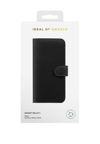 Funda de cuero negro para cartera con cierre magnético, diseñada para iPhone 13/14. Presenta una textura suave y un sutil logo en la parte inferior.