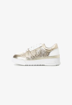 Metalen gouden leren sneaker met witte accenten, voorzien van een textuurafwerking, ronde neus, plat rubberen zool en geperforeerde details.