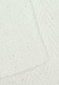 Textuur van witte stof met een chevronpatroon, voorzien van subtiele pailletten die het licht reflecteren. Zacht, pluche materiaal met een lichte glans.