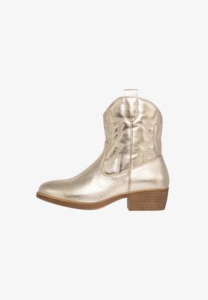 Botas de vaquero metálicas doradas con una textura suave, punta afilada y un tacón bajo y apilado. Presentan un bordado ornamental en el caño.