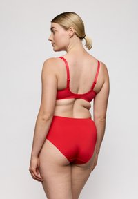 Rode bikini set bestaande uit een beha met verstelbare bandjes en een broekje met hoge taille, beide gemaakt van glad, rekbaar materiaal.