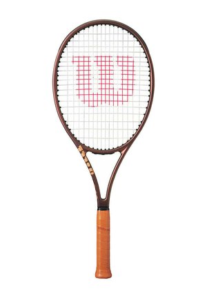 Tennisschläger mit einem braunen Rahmen, orangefarbenem Griff und einem weißen Besaitungsfeld, das ein rotes "Wilson"-Logo zeigt. Glatte Textur und aerodynamische Form.