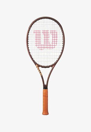 Tennisschläger mit einem braunen Rahmen, orangefarbenem Griff und einem weißen Besaitungsfeld, das ein rotes "Wilson"-Logo zeigt. Glatte Textur und aerodynamische Form.