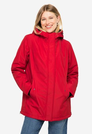 Veste rouge imperméable avec capuche, fermeture éclair à l'avant, poches latérales et poignets élastiques ; texture lisse et coupe mi-longue.