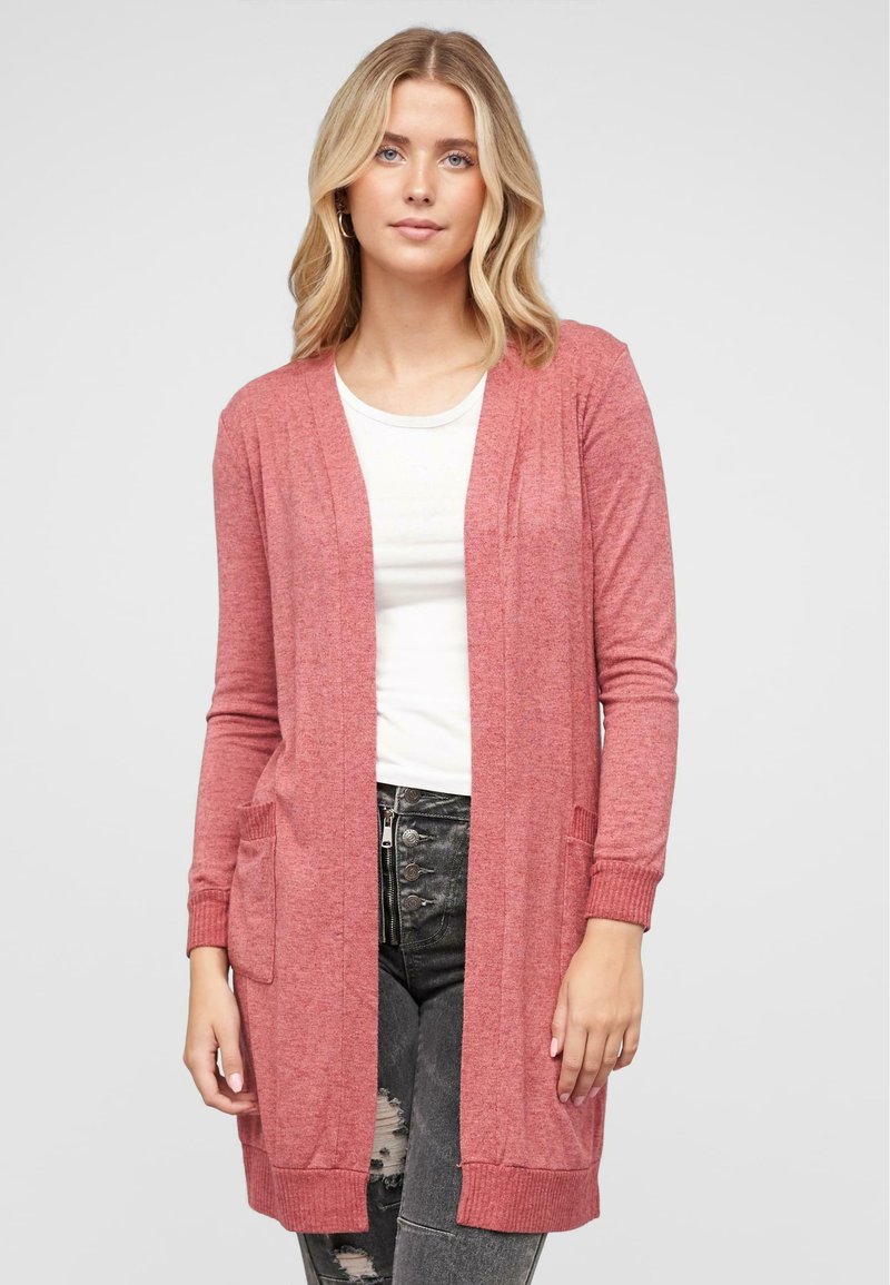 Long cardigan rose en matériau léger, avec un col en V, un devant ouvert, deux poches avant et des poignets et un ourlet côtelés.