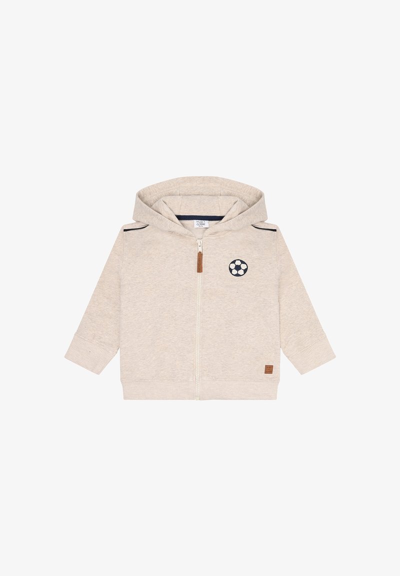 Felpa leggera grigia con zip, decorata con una grafica di un pallone da football sul lato sinistro del petto, dettagli in contrasto blu navy sulle spalle e polsini e orlo a costine.