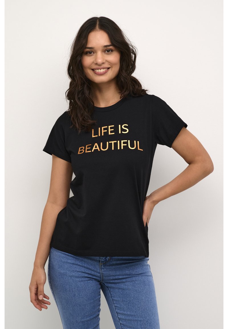 Schwarzes Baumwoll-T-Shirt mit kurzen Ärmeln und goldfolierten Text "DAS LEBEN IST SCHÖN." Klassisches Rundhalsdesign. Kombiniert mit blauen Jeans.