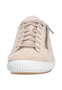 Béžové semišové tenisky s kulatou špičkou, šněrováním, stříbrným zipem na boku, bílou gumovou podrážkou a texturovaným povrchem.