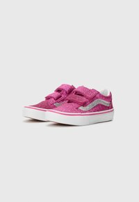 Chaussures à paillettes roses avec une bande argentée, sangles Velcro réglables et semelle en caoutchouc blanche. Design à bout rond et surface supérieure texturée.