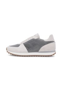 Hellgraue Sportschuhe mit einem Obermaterial aus Mesh, Wildlederakzenten und einer weißen Zwischensohle mit einer strukturierten Gummisohle für besseren Halt.