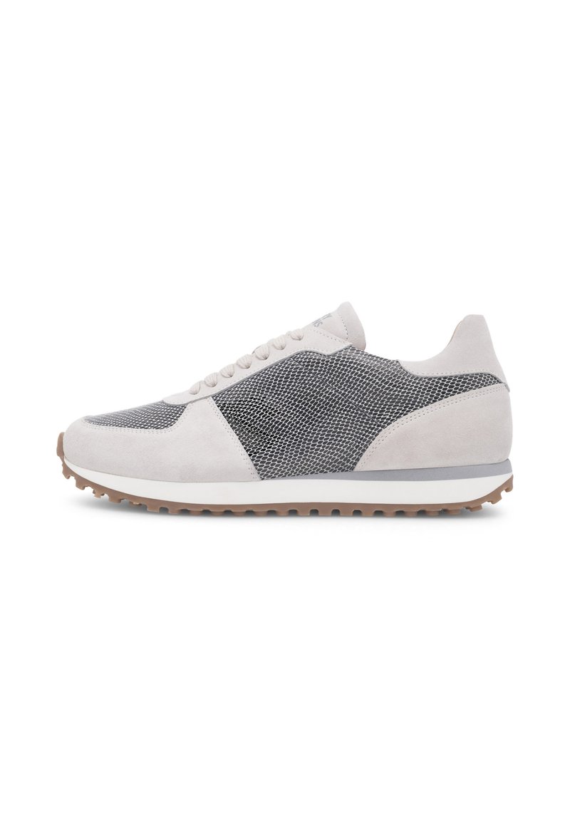 Hellgraue Sportschuhe mit einem Obermaterial aus Mesh, Wildlederakzenten und einer weißen Zwischensohle mit einer strukturierten Gummisohle für besseren Halt.