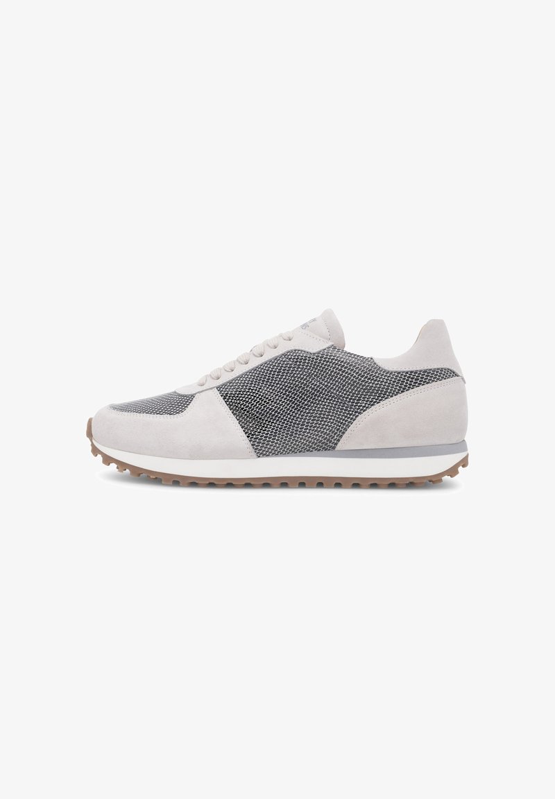 Scarpe da ginnastica grigio chiaro con tomaia in rete, dettagli in suede e una intersuola bianca con suola in gomma texturizzata per una migliore aderenza.