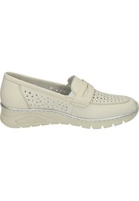 Beige instap schoenen met geperforeerd leren bovenwerk, elastische band, gevoerde binnenzool en een lichtgewicht, gestructureerde rubberen buitenzool.