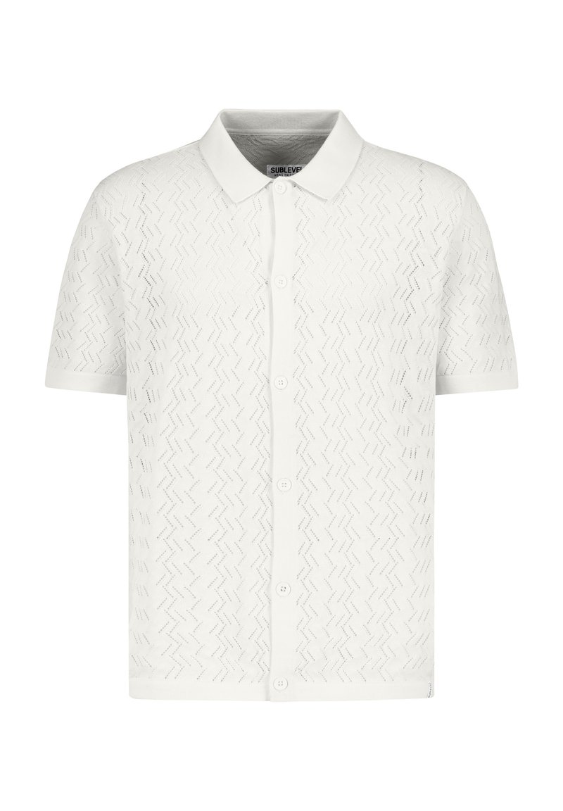 Weißes Kurzarm-Polohemd mit einem strukturierten Zickzackmuster, Knopfverschluss und klassischem Kragen. Hergestellt aus einem leichten, atmungsaktiven Material.