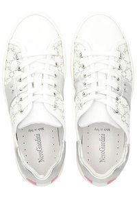 Sneakers bianchi con un pannello laterale texture in argento e grigio a motivi, design con allacciatura e punta in argento. La soletta interna presenta un marchio.