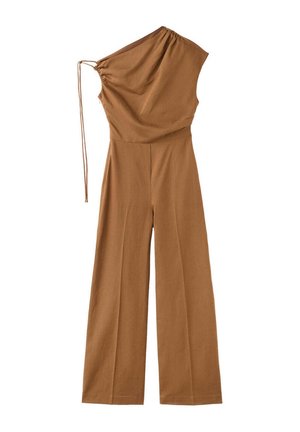 Mono marrón de un solo hombro con pantalones de pierna ancha y lazo ajustable en el hombro izquierdo.
