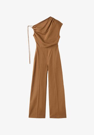 Bruine jumpsuit met één schouder, wijde pijpen en verstelbare strik op de linkerschouder.